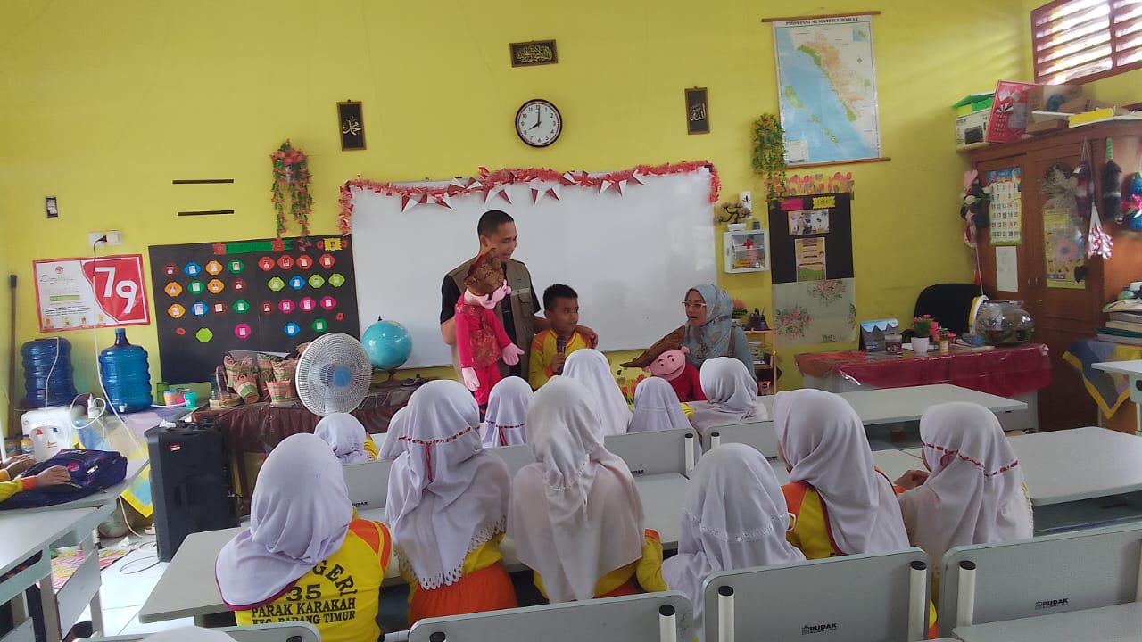 Perpustakaan Keliling ke Sekolah Dasar Negeri 35 Parak Karakah.
